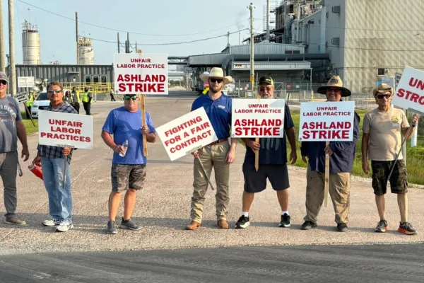 Picket line at Ashland Specialty Chemicals in Texas City, Texas
