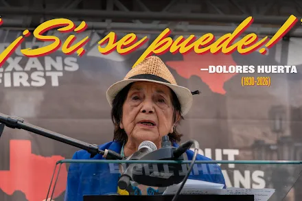Dolores Huerta at 2025 redistricting rally with the words "¡Sí, se puede!"