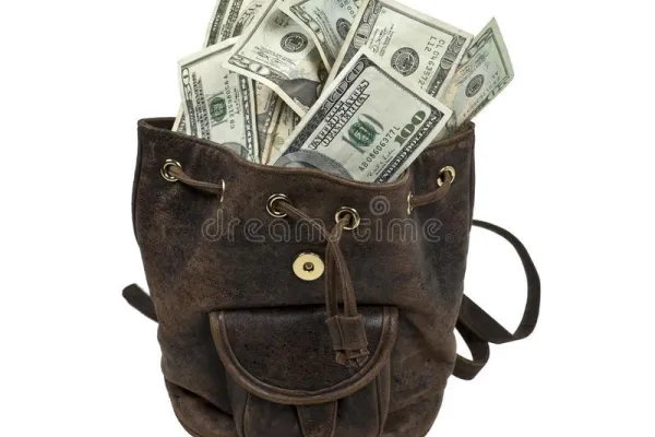 backpack-full-money-16629247.jpg