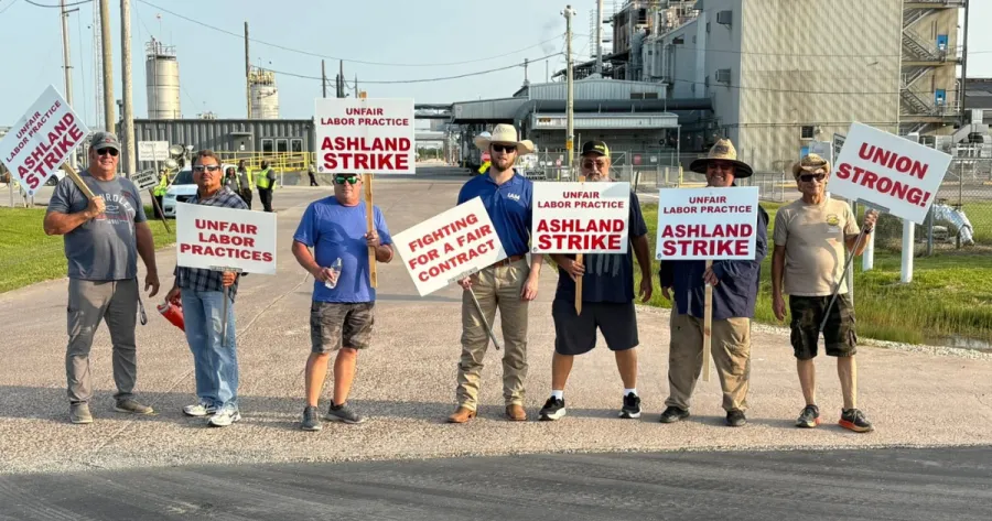 Picket line at Ashland Specialty Chemicals in Texas City, Texas