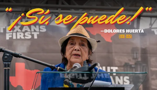 Dolores Huerta at 2025 redistricting rally with the words "¡Sí, se puede!"